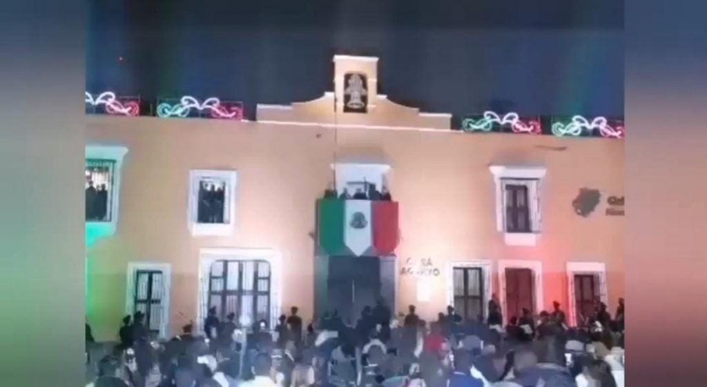 Video desde Puebla: Gobernador Barbosa ponderó al personal de la salud en el grito de independencia