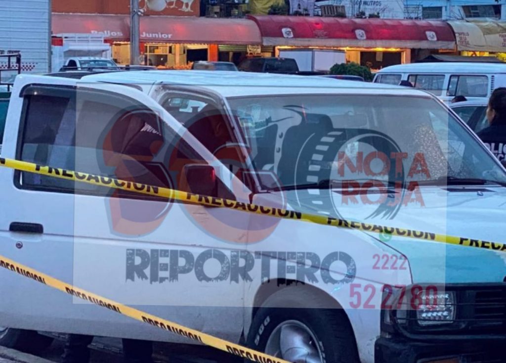 Muere hombre abordo de su camioneta en la Central de Abasto