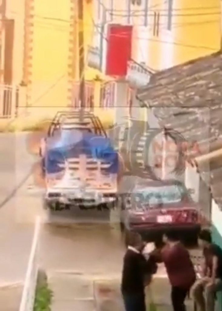 Video desde Puebla: Sujetos en Tsuru atacan a policías de Tatoxcac, Zacapoaxtla