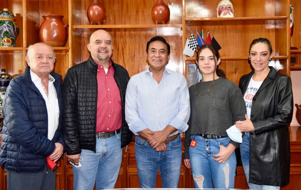 Recibe Jorge Corichi a destacada nadadora Bárbara Palafox