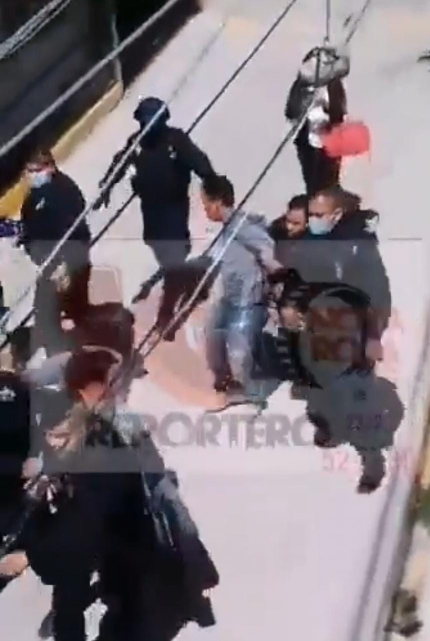 Video desde Puebla: Jaloneos, gritos y hasta balazos tras riña entre policías y vecinos de Cuautlancingo