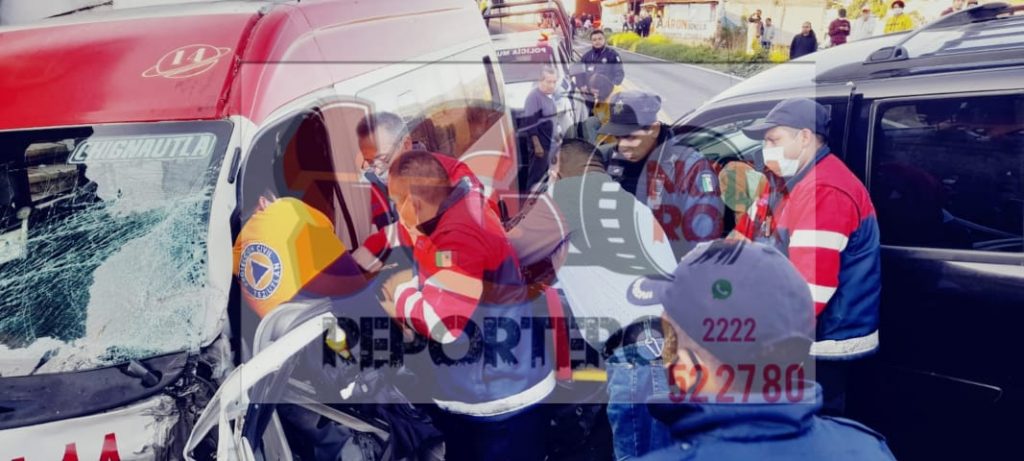 Choque entre unidad de transporte público y vehículo particular deja varios lesionados en Chignautla