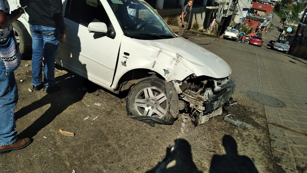 Desde Huauchinango: Aparatoso accidente vehicular deja cuantiosos daños materiales