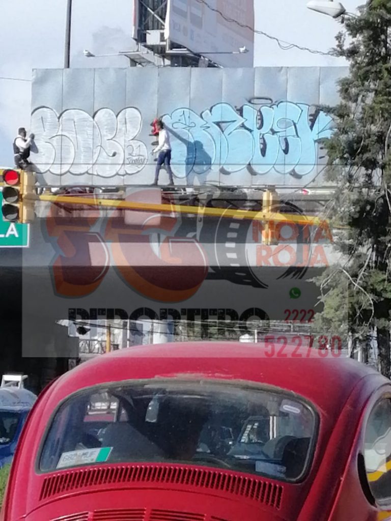 Video desde Puebla: Joven amaga con suicidarse en puente del periférico