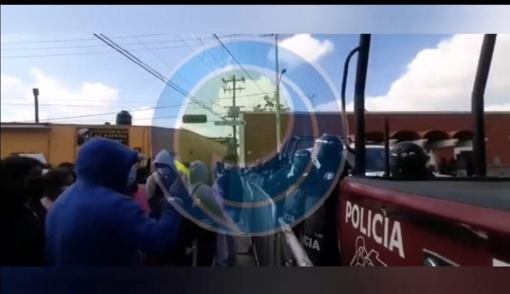 Video desde Puebla: Gente de Quecholac protesta la detención de su edil; acusado de proteger a El Toñín