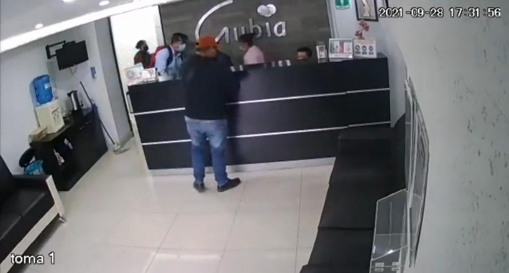 Video desde Puebla: Sujetos asaltan laboratorios Gubia en Huauchinango