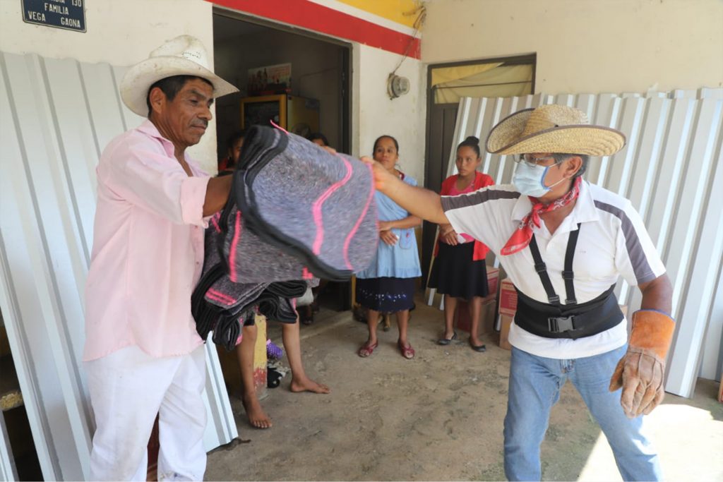 Avanza SEDIF con entrega de apoyos en Olintla a afectados por huracán “Grace”