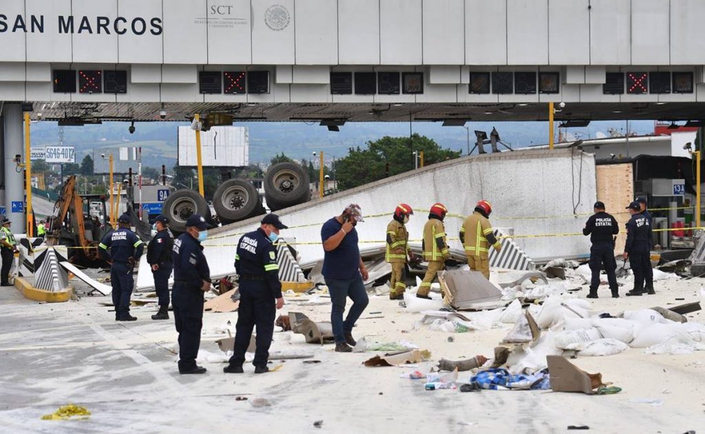 Hay tres muertos tras impacto de tráiler en la caseta de cobro en autopista México-Puebla