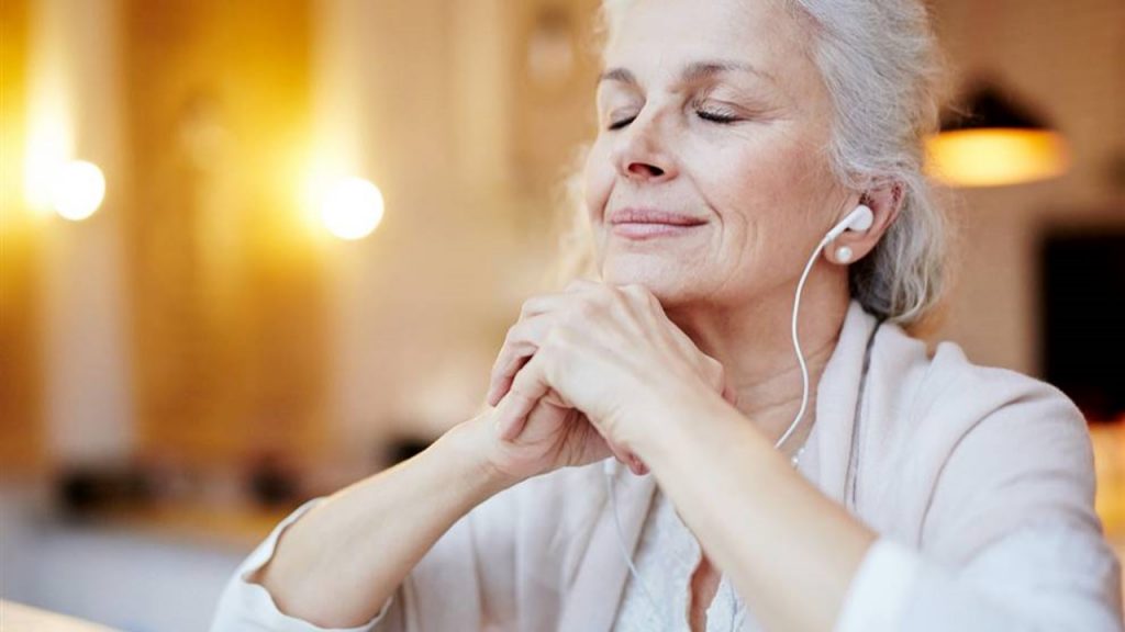 La música de fondo podría mejorar la memoria de personas con Alzheimer o deterioro cognitivo
