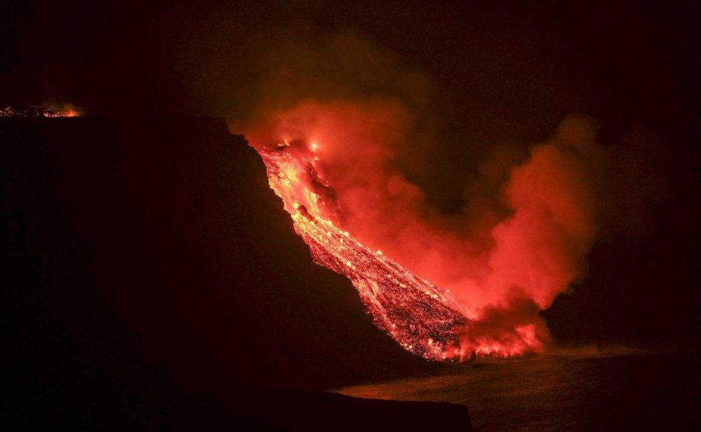 Volcán de La Palma: la lava llega al mar y causa preocupación por la emisión de gases nocivos