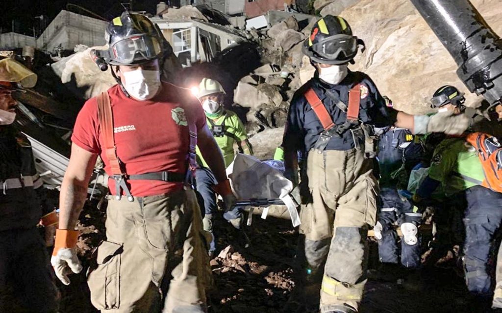 Rescatan los cuerpos de Paola y Dilan en el cerro del Chiquihuite, las dos personas que faltaba localizar