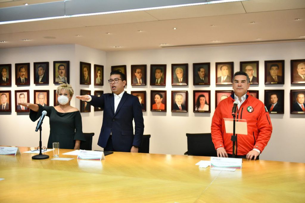 Alejandro Moreno toma protesta a Néstor Camarillo e Isabel Merlo como dirigentes del PRI de Puebla