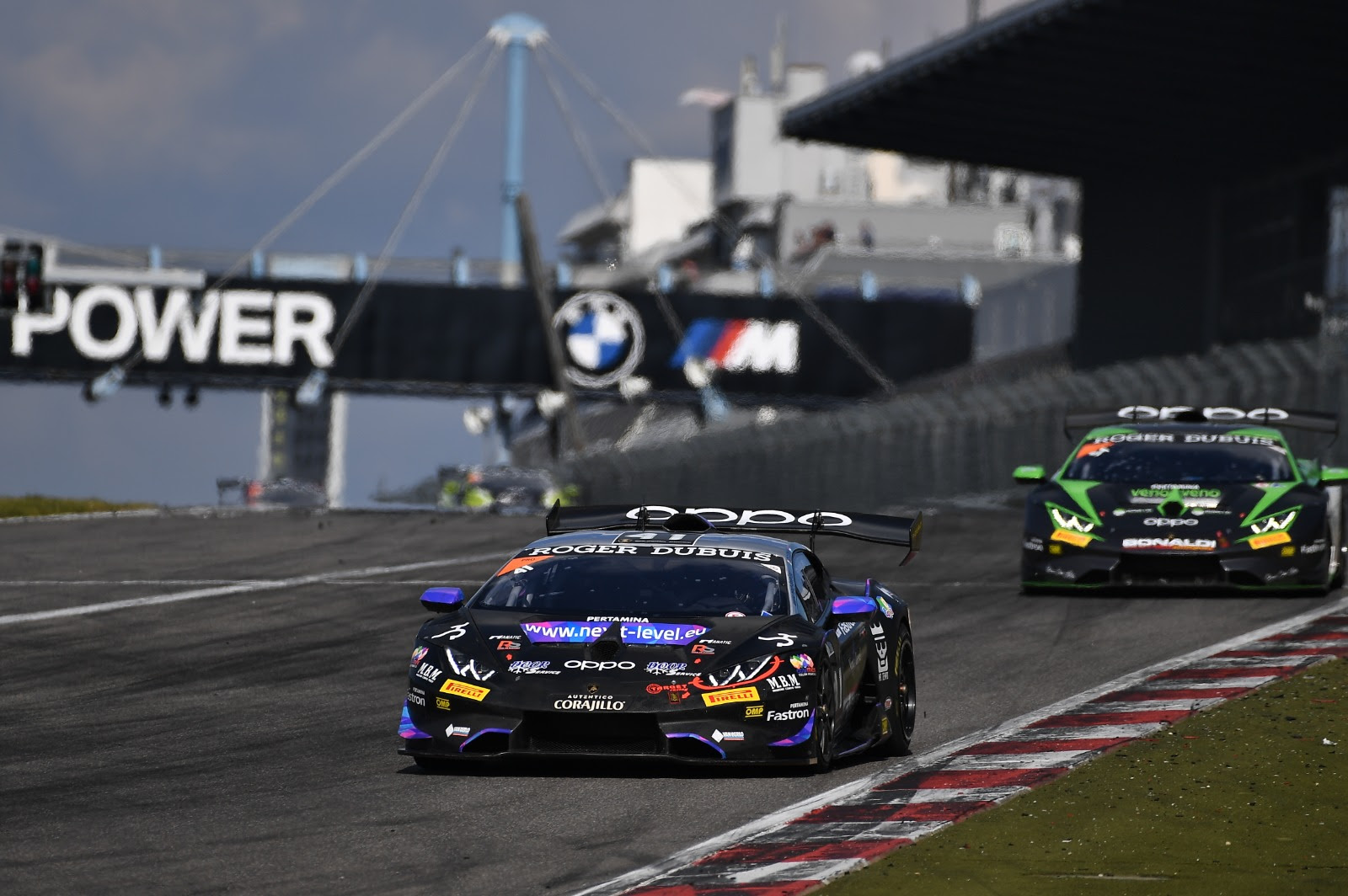 Neumático obliga a Raúl Guzmán a dejar carrera dos en Nürburgring