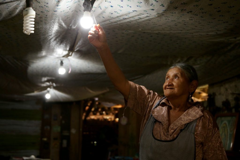 Beneficia Bienestar a familias de Cuetzalan con paneles solares