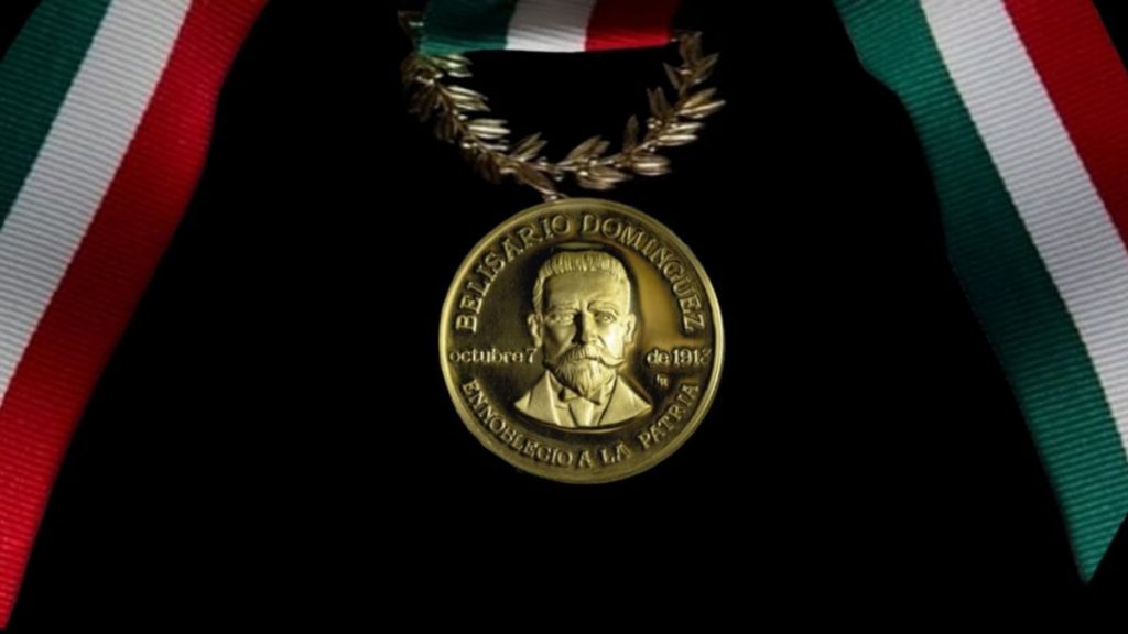 Entregan medalla Belisario Domínguez a Ifigenia Martínez y Manuel Velasco-Suárez