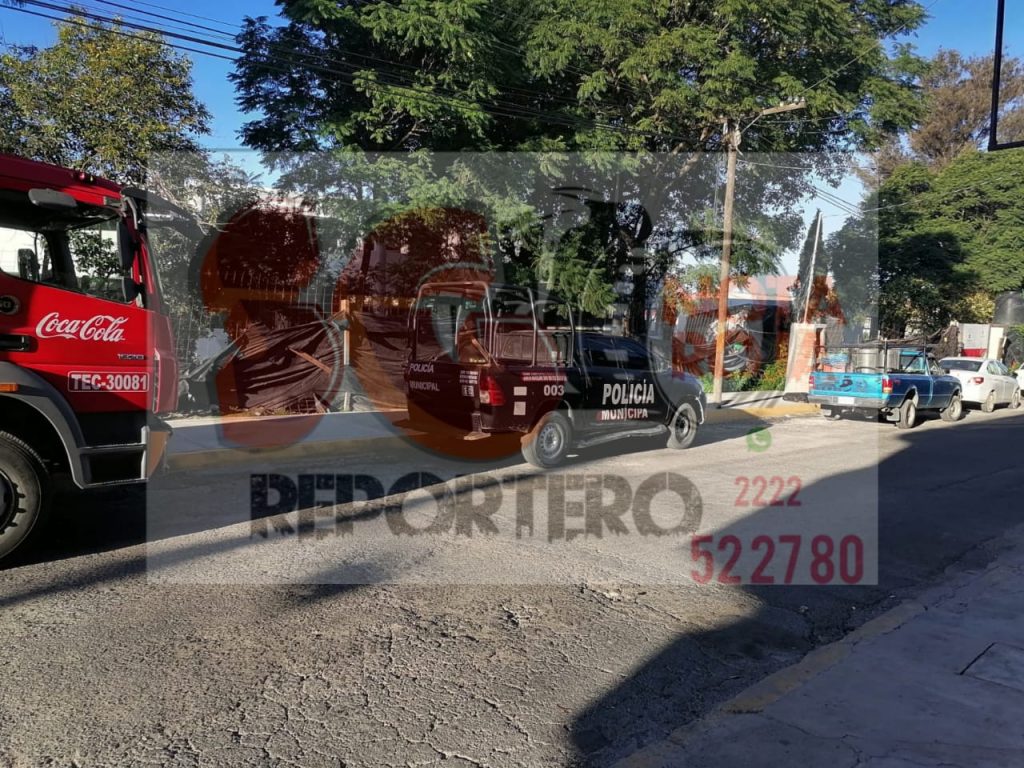 Comando armado roba camioneta con lujo de violencia en Tecamachalco.