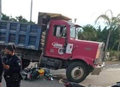 Camión de volteo embiste a motociclista en Coxcatlán