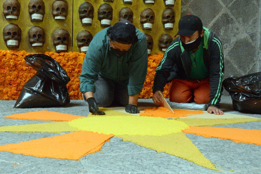 La caída de la Gran Tenochtitlán, a 500 años de este acontecimiento, es el tema de la Ofrenda de Muertos en el Museo Universitario Casa de los Muñecos