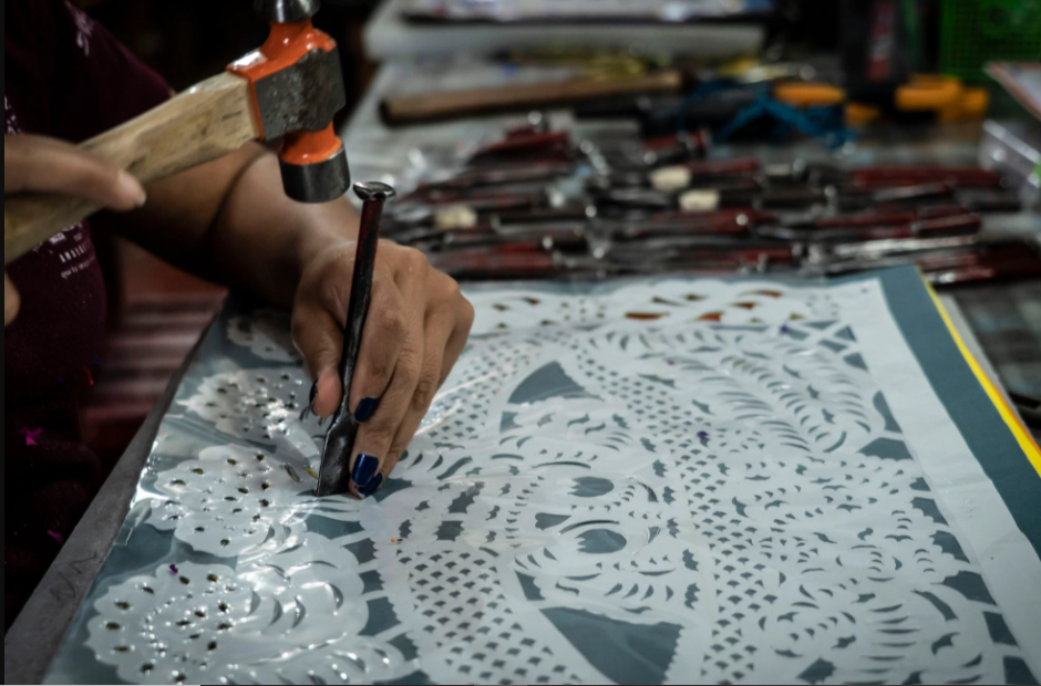 El papel picado: la colorida decoración de los altares para el Día de Muertos en México