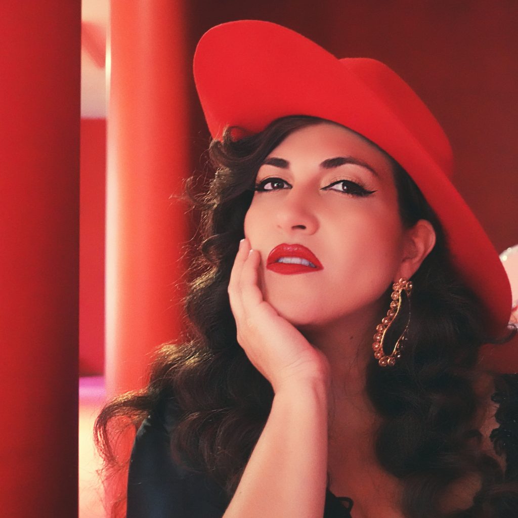 Ana Victoria debuta como mamá y presenta Ay cariño