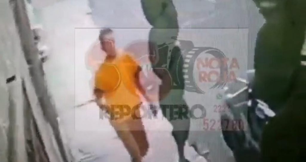 Video desde Puebla: Captan a ladrón de autopartes en la capital