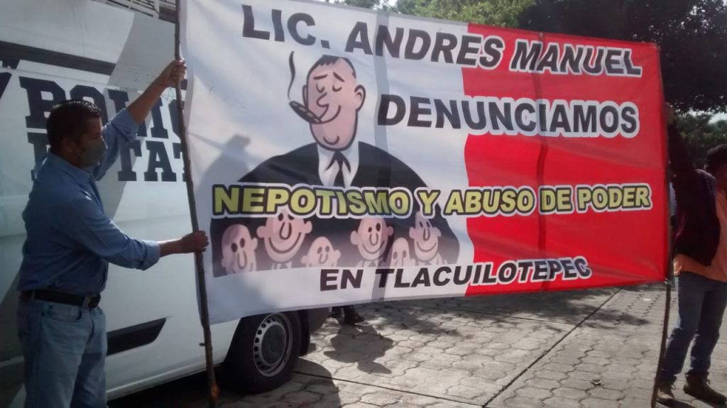 Fotonota: Vecinos de la Sierra Norte aprovechan visita de AMLO para protestar