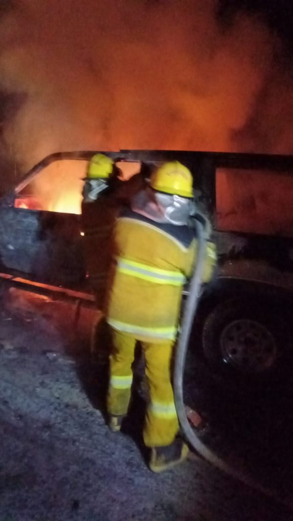 Desde Huauchinango: Se quema camioneta en la México-Tuxpan