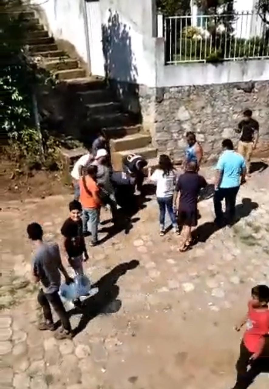 Video desde Puebla: Capturan y tunden a ladrón en Necaxa