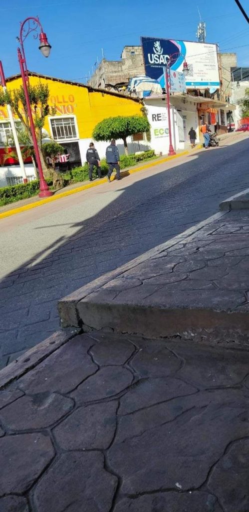 Desde Huauchinango: Motociclista derrapa en la calle Leona Vicario