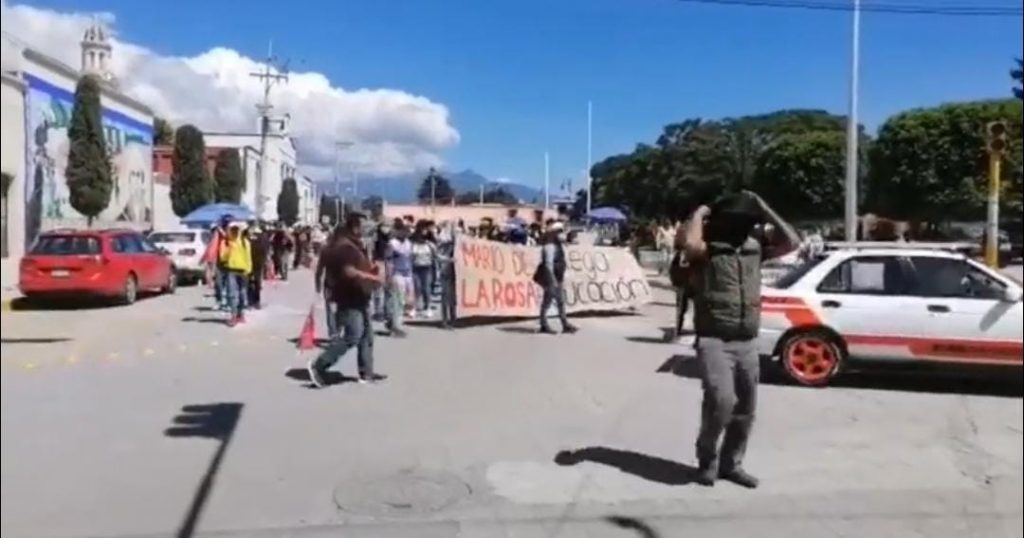 Video desde Puebla: Alumnos y padres de familia exigen a Mario de la Rosa un plantel para el Bachillerato Digital de Amozoc