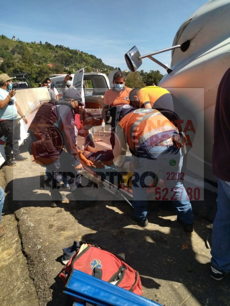 Trailero queda prensado tras volcar en Chignautla