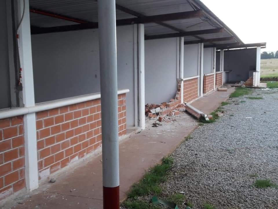 Ayuntamiento de Ahuazotepec destruye base de la policía estatal 