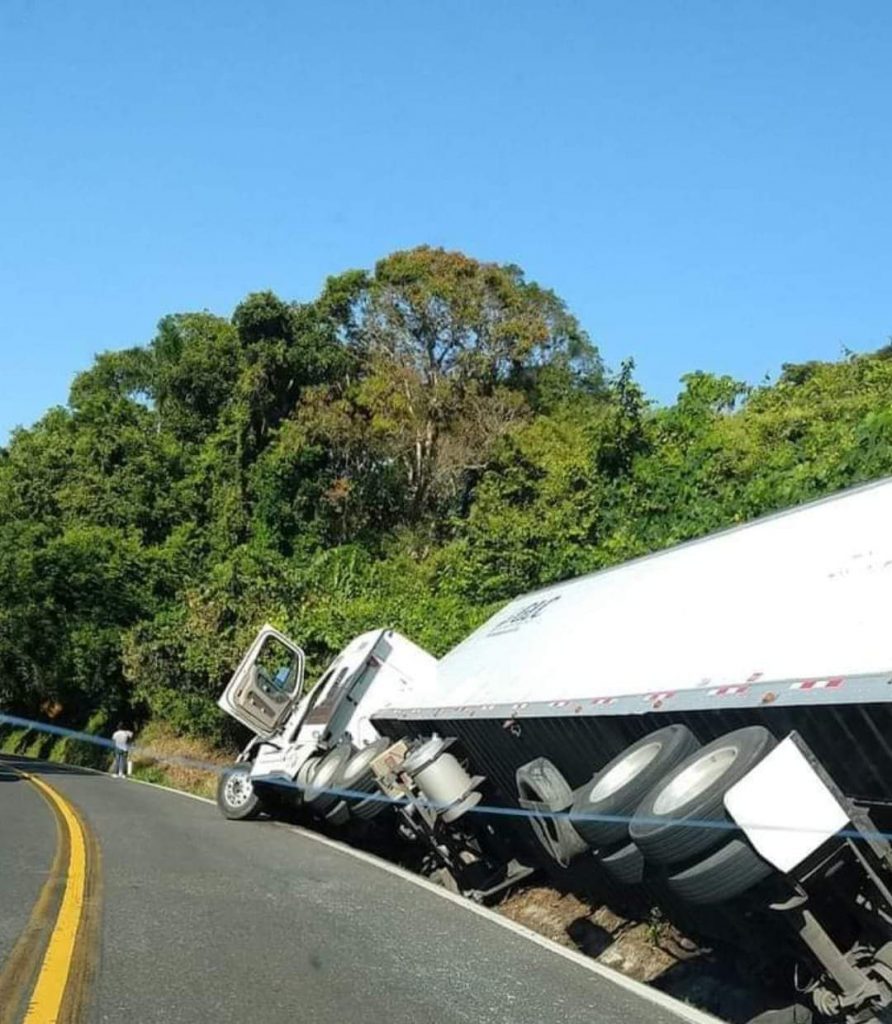 Camión se sale de la carretera y provoca afectaciones en la México-Tuxpan