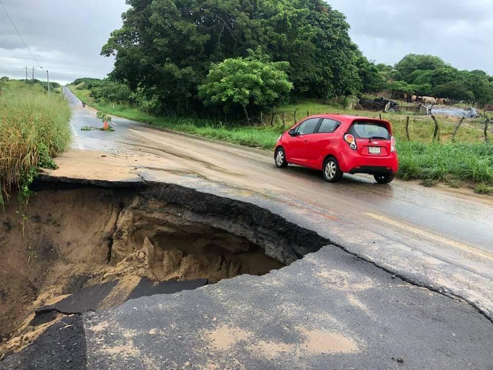Fotonota: Se desgaja la carretera Lerdo-Alvarado,Veracruz