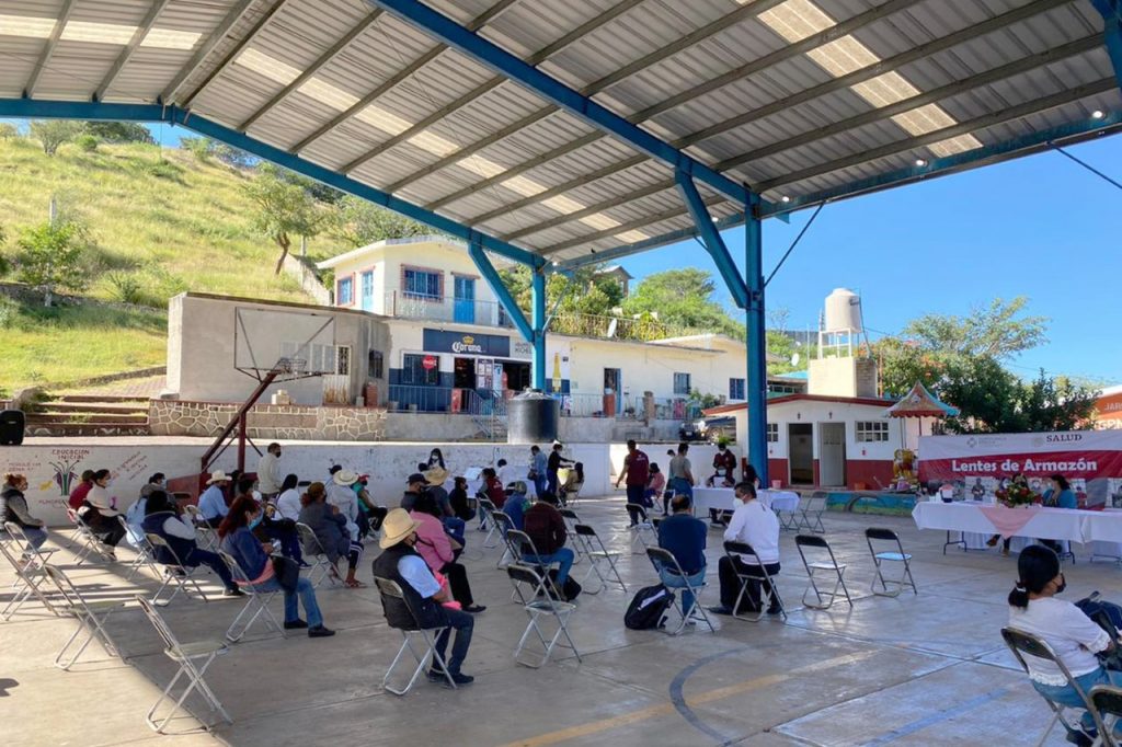 Entregan lentes SEDIF y Beneficencia Pública a habitantes de la Mixteca