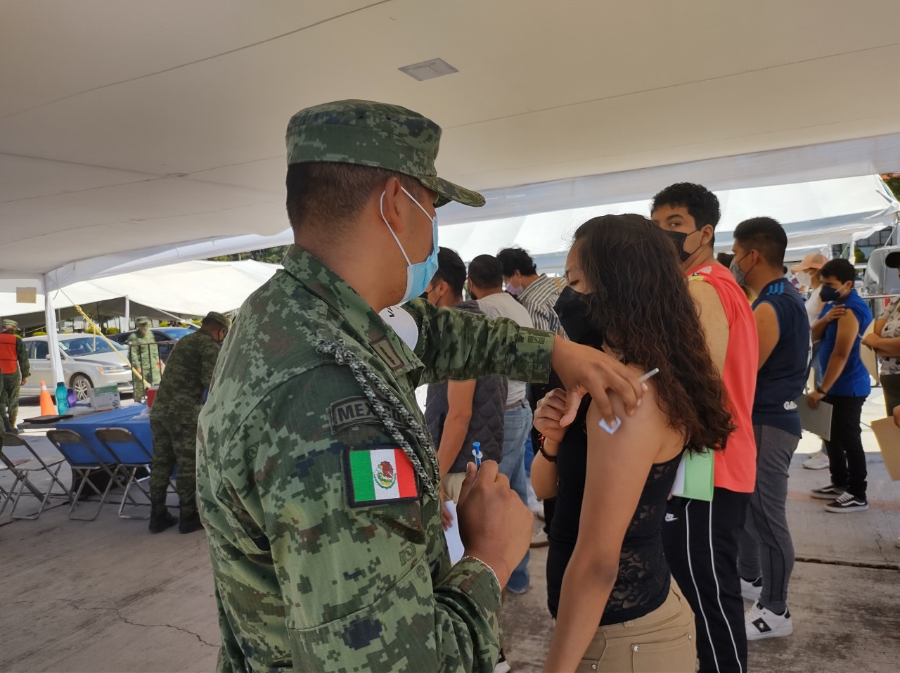 Video desde Puebla: Con orden y logística se aplica la primer dosis a jóvenes de 18 a 29 años de edad en la Zona Militar