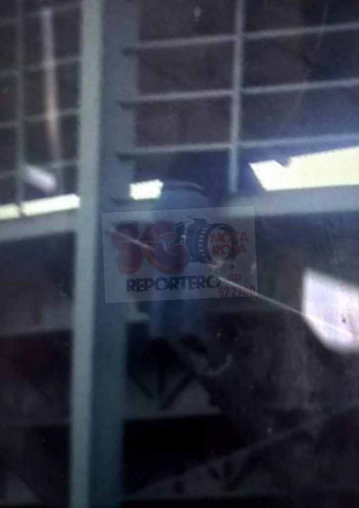 Hallan hombre sin vida atorado en las gradas del campo deportivo en Ajalpan