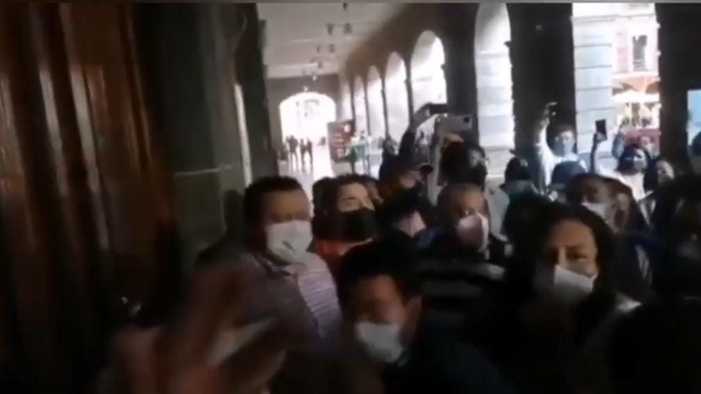 Video desde Puebla: Sindicalizados de Gonzalo Juárez intentan tirar la puerta del palacio municipal en protesta por la entrega de bases