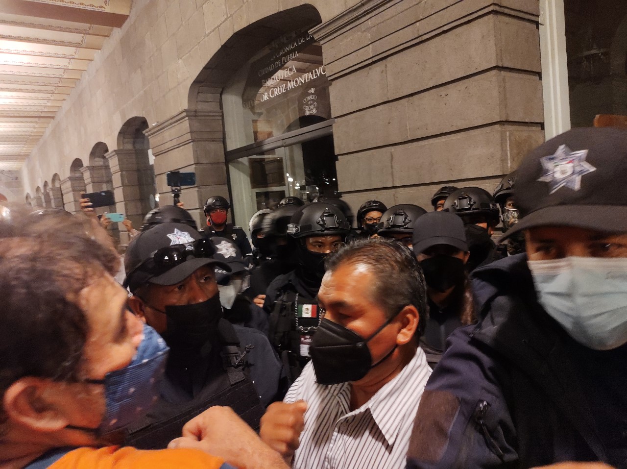 Video desde Puebla: Aprobación de 100 bases suscita violencia de sindicalizados del ayuntamiento