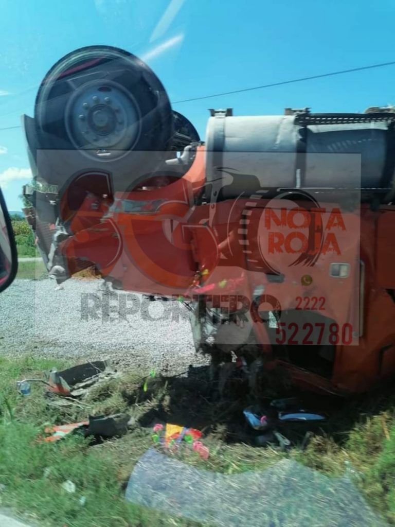 Conductor de tortón resulta lesionado tras volcarse en Tlacotepec