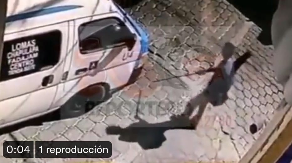 Video desde Puebla: Conductor de combi pública casi atropella a un invidente en Atlixco