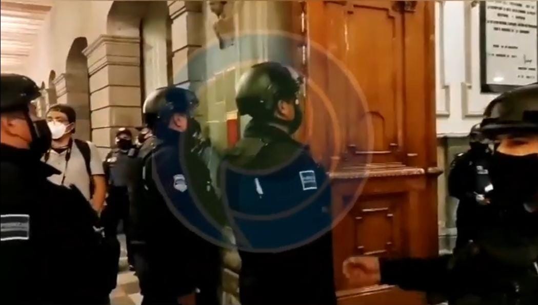 Video desde Puebla: Realizan cambio de bando de seguridad en el ayuntamiento de la capital