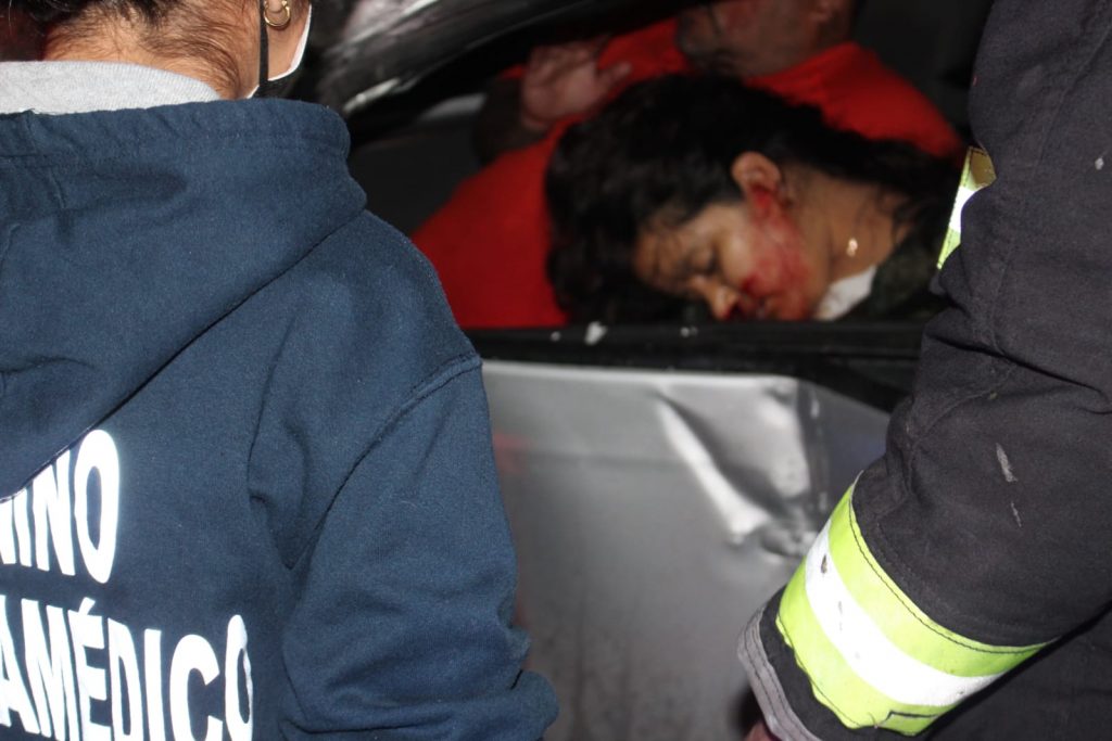 Pareja discute abordo de un automóvil y se accidenta