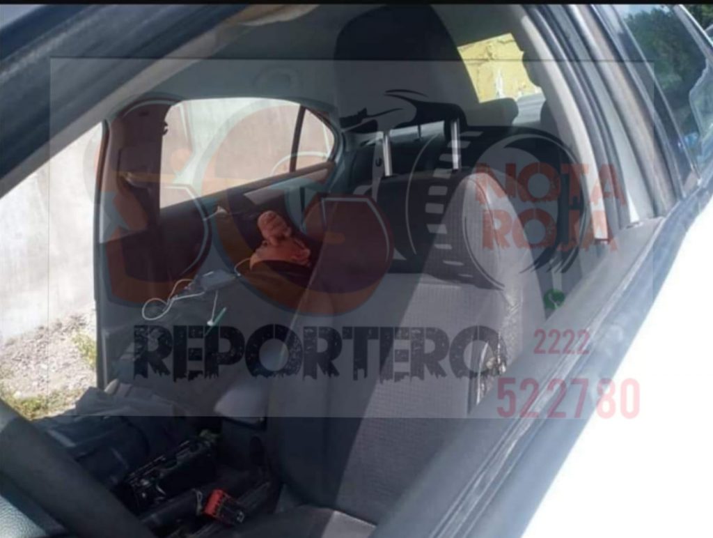 Exhiben a policía de Tochtepec durmiendo en horario laboral