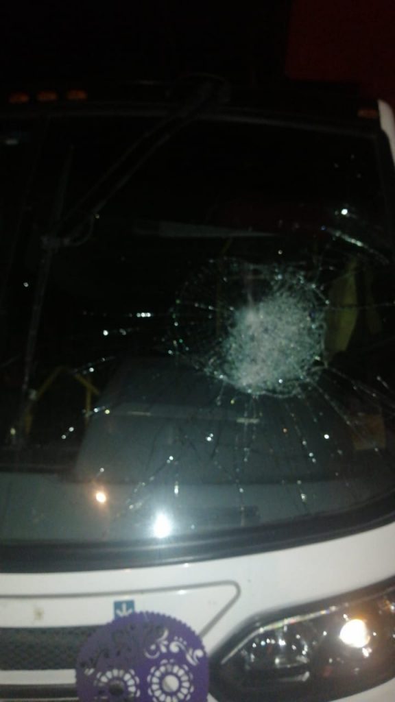 Vídeo desde Puebla: Pide dar con hombre que adrede le rompe parabrisas a un autobús en la capital