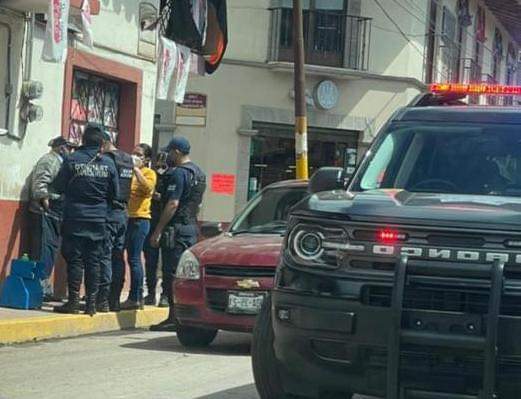 Fotonota: “Valientes” policías de Huauchinango “atrapan” a bolero de la 3ra edad que intentaba trabajar