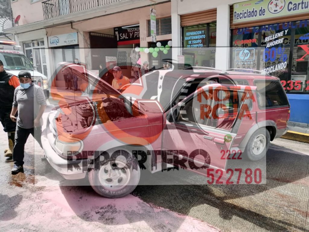 Corto circuito casi calcina una camioneta familiar en Teziutlán