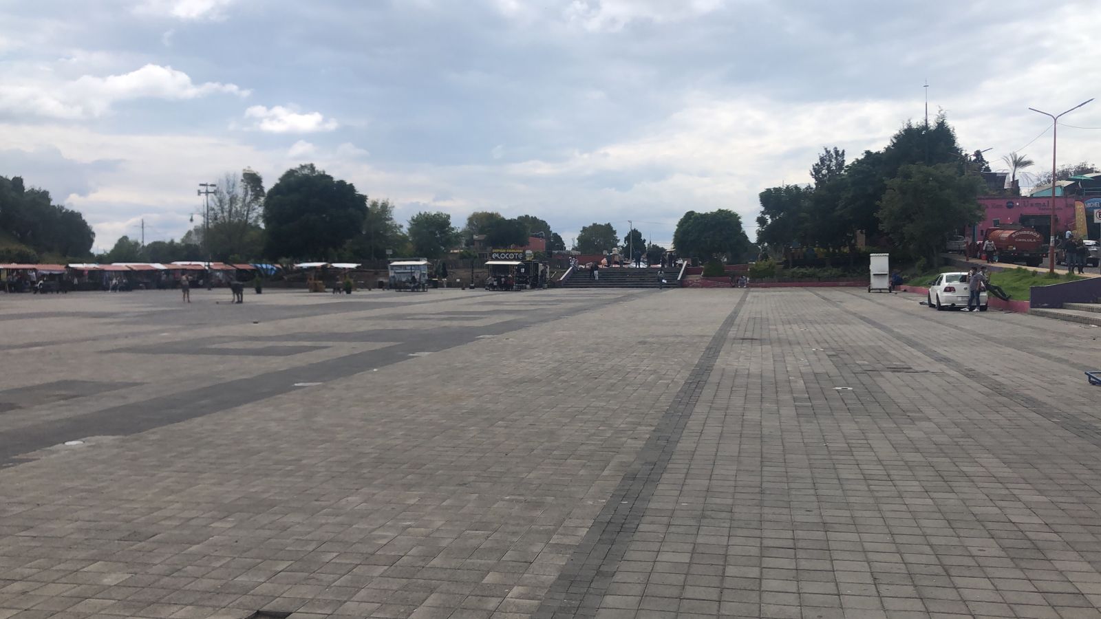 Ayuntamiento de San Pedro Cholula retira vehículos y venta de comida del parque Soria Xelhua