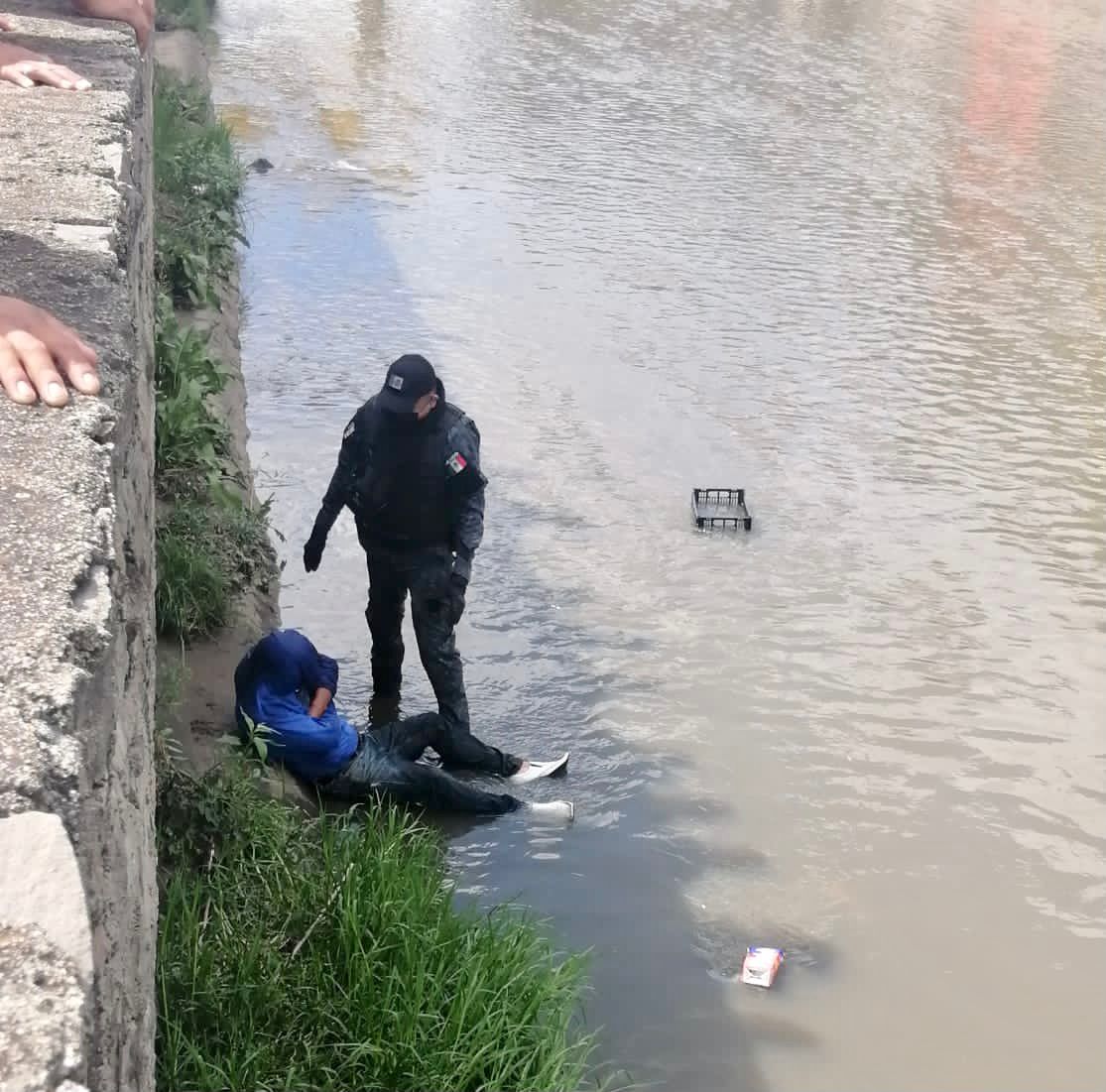 Policía de Tlaxcala rescata a individuo que cayó al Río Zahuapan