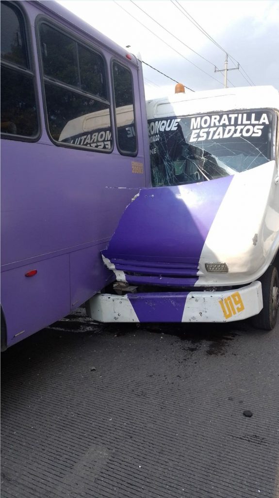 Fuerte choque entre dos unidades de transporte público en Puebla